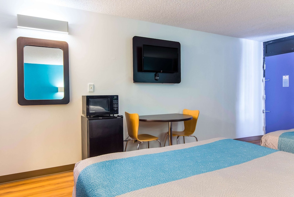 Standard Room, 1 King Bed, Non Smoking, Refrigerator & Microwave - Photo 7