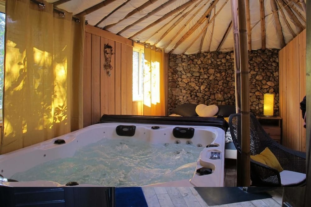 Deluxe Room, Hot Tub (Les 5 éléments)