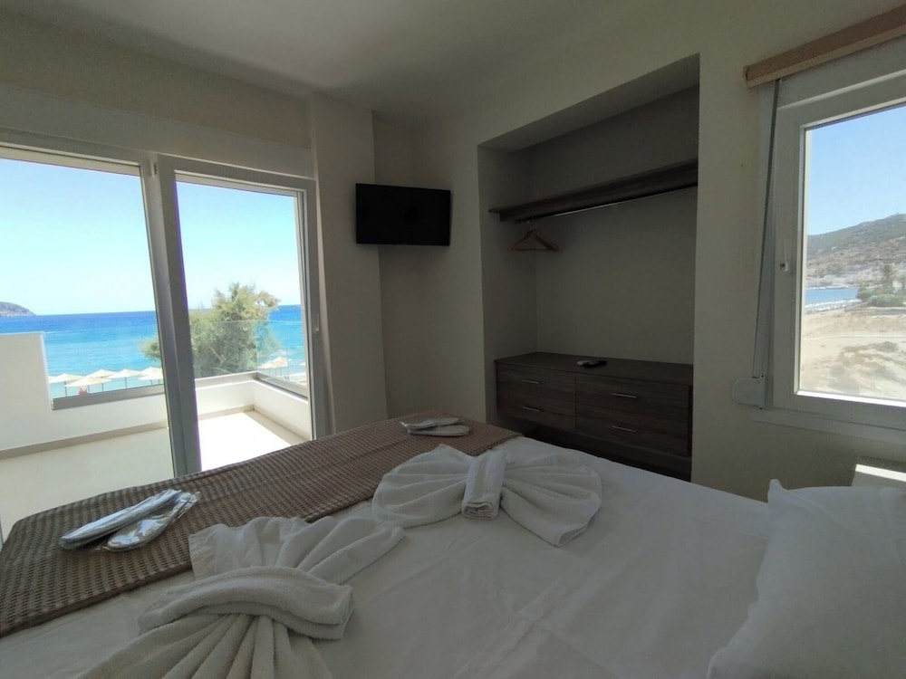 Deluxe Suite, 1 Queen Bed with Sofa bed, Non Smoking, Sea View photo 3