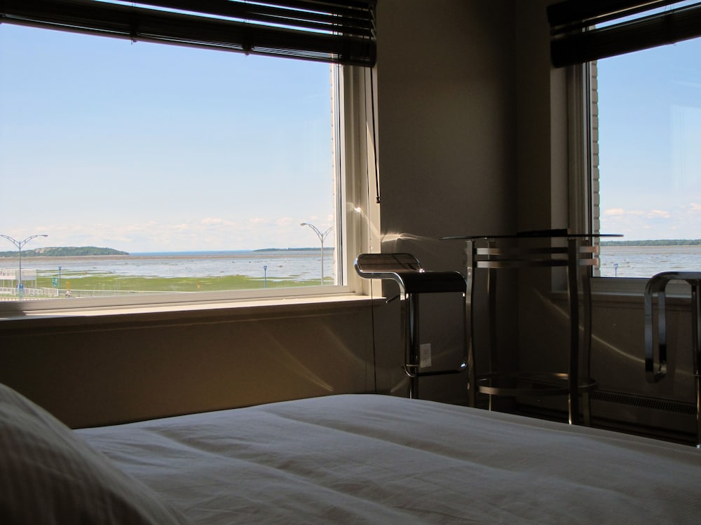 Comfort Room, 1 King Bed, Hot Tub, River View photo 3