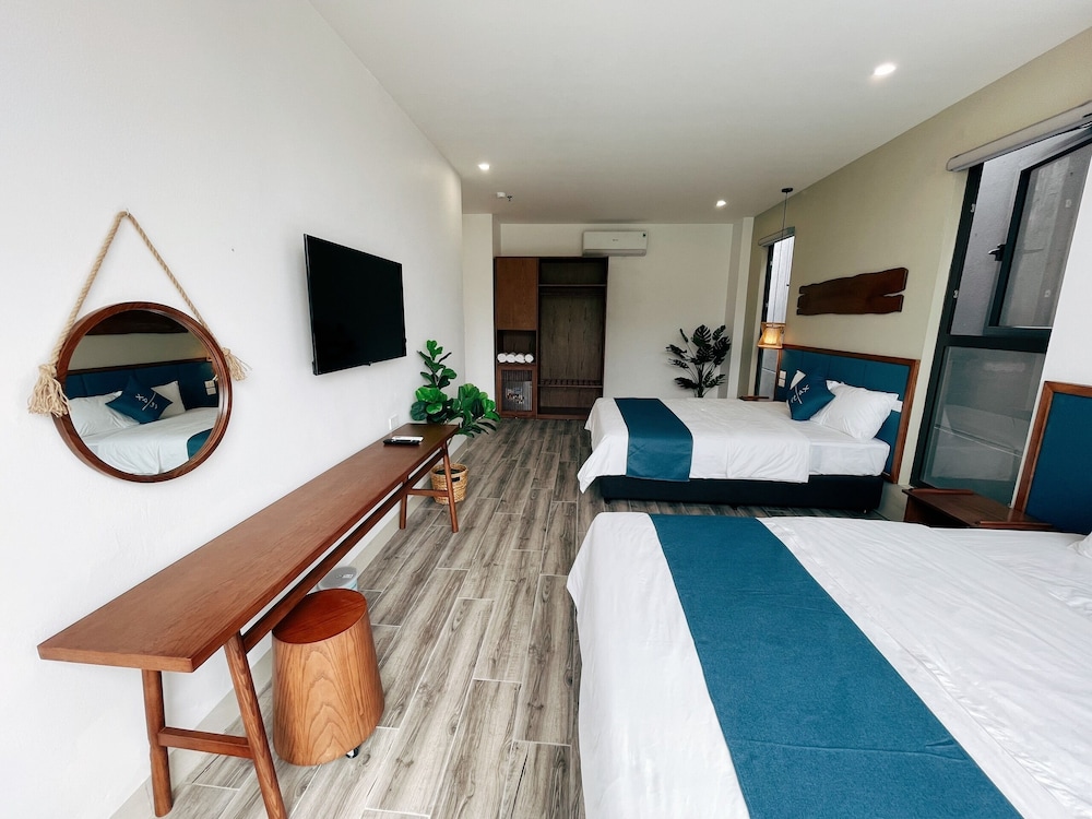 Family Studio Suite, Poolside