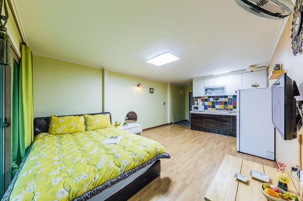 Room (201) photo 3