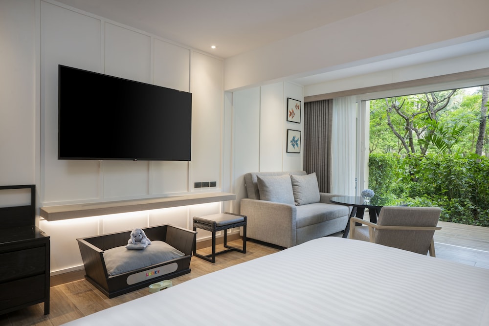 Deluxe Room, 1 King Bed (Pet Friendly) - Photo 5