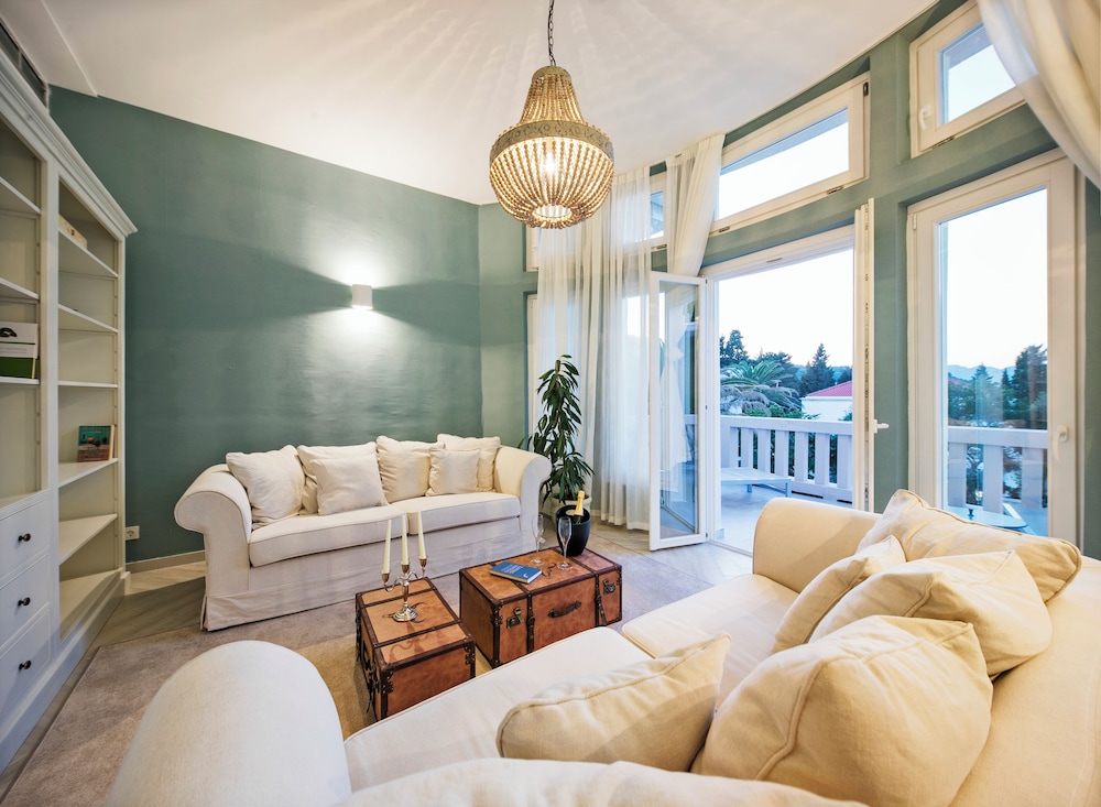 Melion luxury suite with balcony photo 1