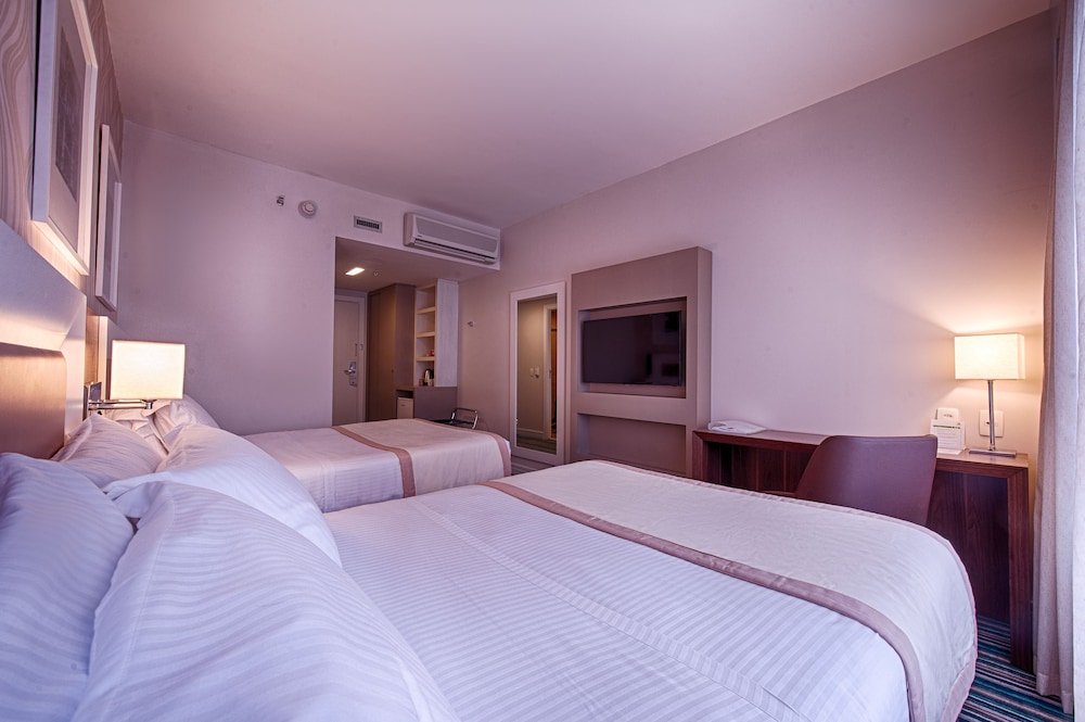 Standard Room, 2 Double Beds (Low Floor) photo 1
