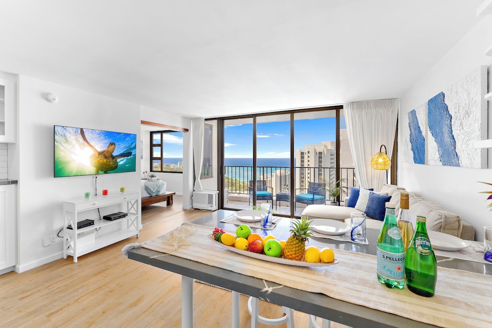 Premium Remodeled Condo with Ocean View and Parking: Premium Apartment, 1 King Bed, Air conditioning, Ocean View (0119) photo
