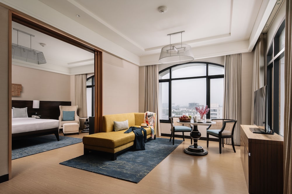 Executive Suite with 2 way airport transfers, happy hours and 24 hrs check out