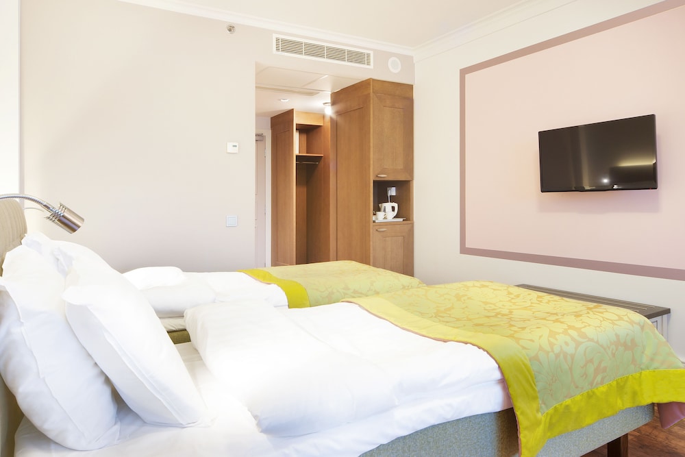 Standard Twin Room (Front Manor)