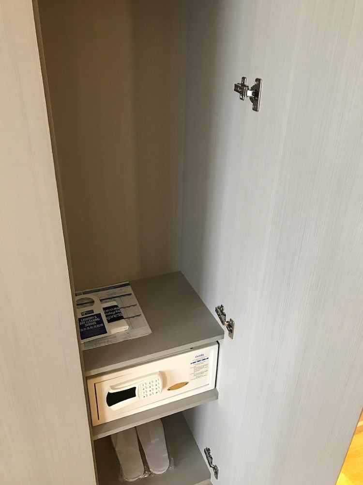 Standard Room, 1 Queen Bed (Walk-in Shower) photo 2