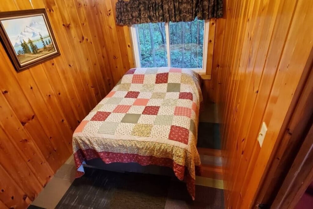 Bass Cabin-Quiet 2 Bedroom Bass Cabin in the Trees photo 2
