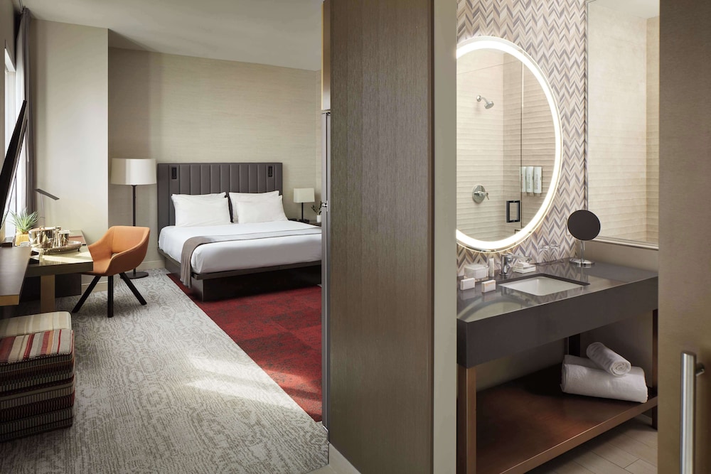 Suite, 1 King Bed, City View - Photo 2