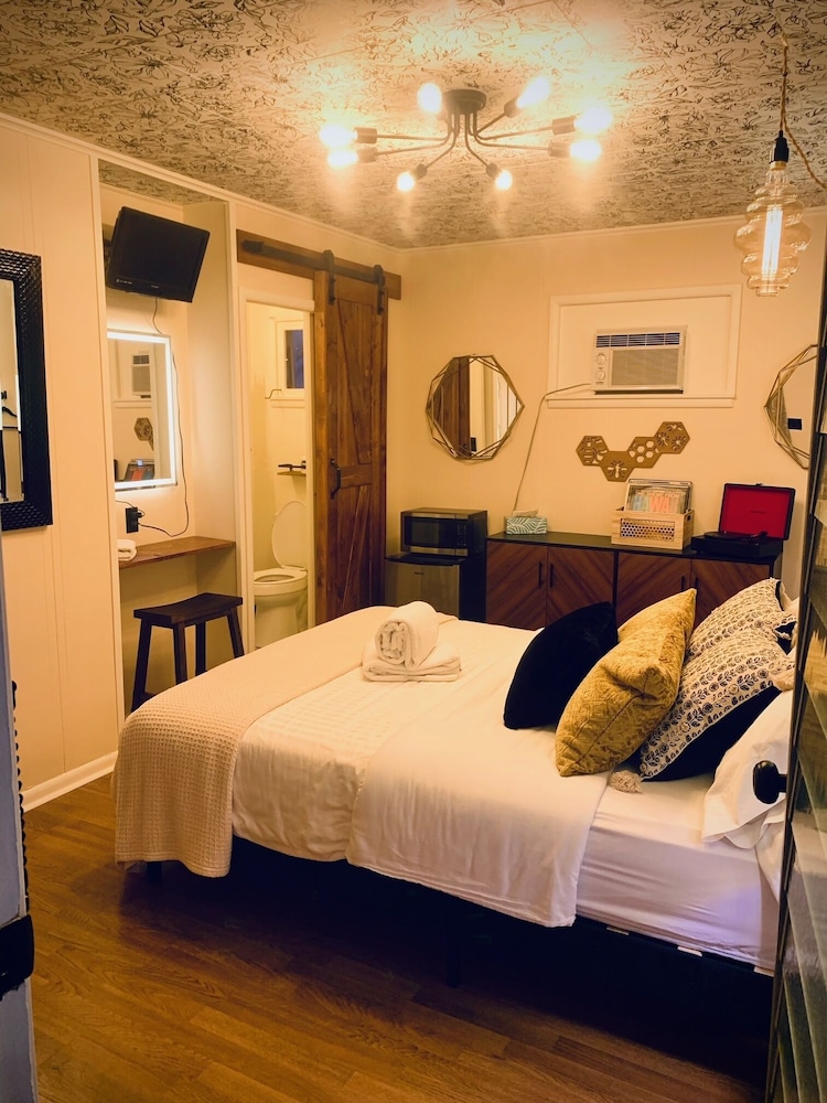 Standard Room, 1 Queen Bed photo 1