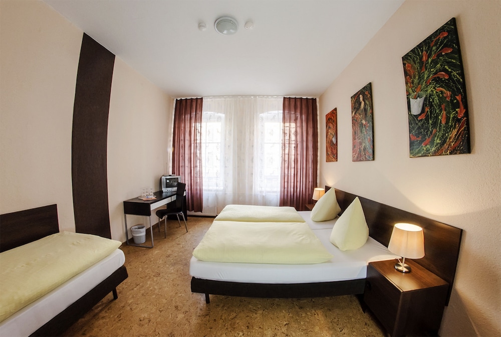 Economy Triple Room (Private External Shower and Toilet) photo 2