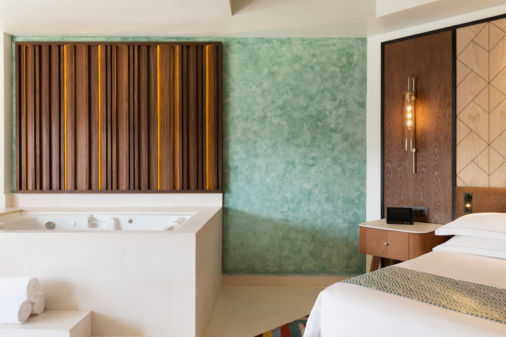 Junior Suite, 1 King Bed, Pool View