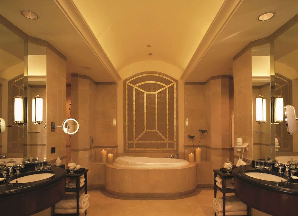 Royal Suite, River View thumbnail 5