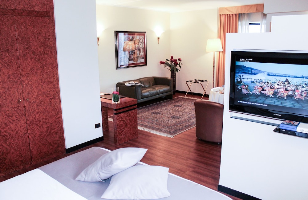 Suite, Hot Tub (De La Ville) photo 2