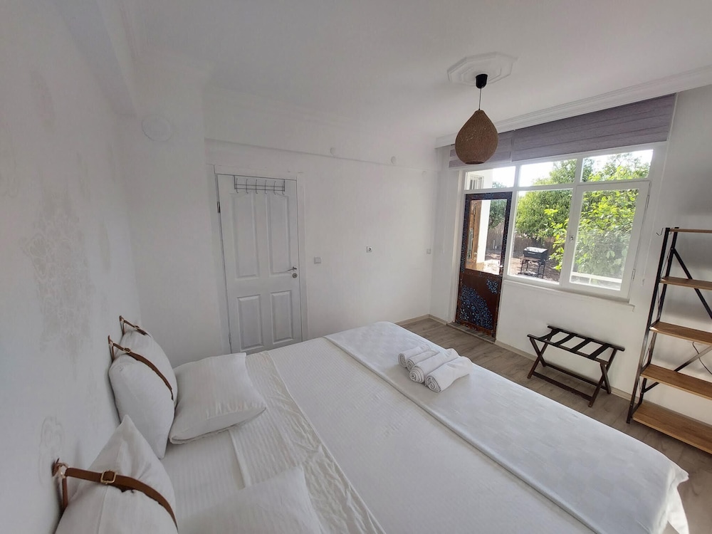 Premium Studio Suite, 1 Queen Bed, Beachside photo 2