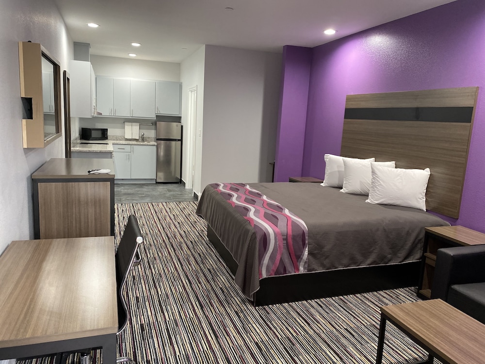 Deluxe Studio, 1 King Bed, Non Smoking
