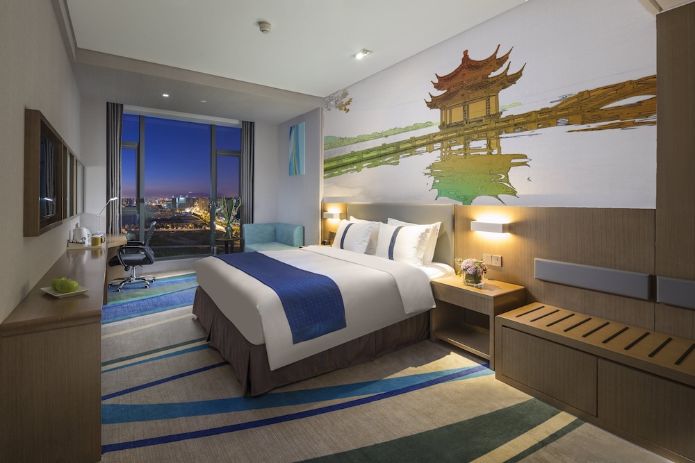 Standard Room, 1 King Bed thumbnail 5