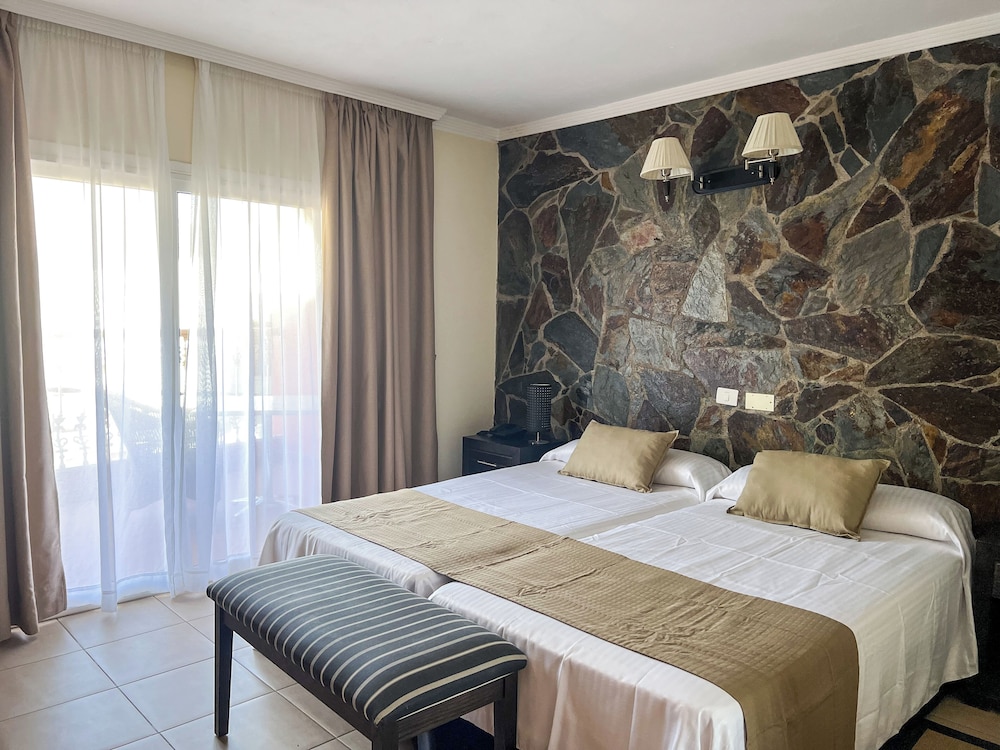 Junior Suite (2 Adults + 1 Child) - Photo 1