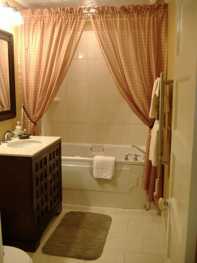 Superior Suite, 1 King Bed, Private Bathroom (Floral Bouquet Suite - 2nd Floor) photo 2