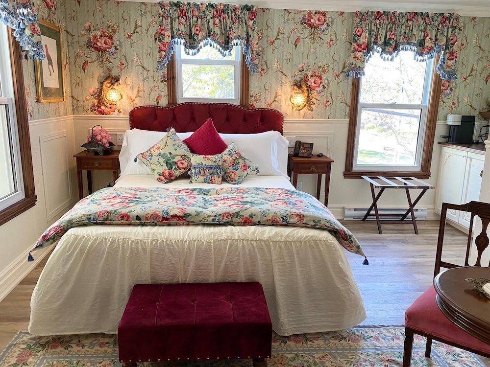 Grand Room, 1 Queen Bed, Garden View, Corner