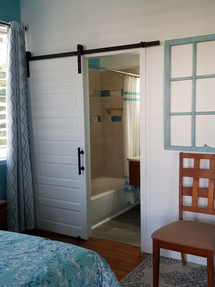 Superior Room, 1 Queen Bed, Balcony, Partial Sea View photo 2