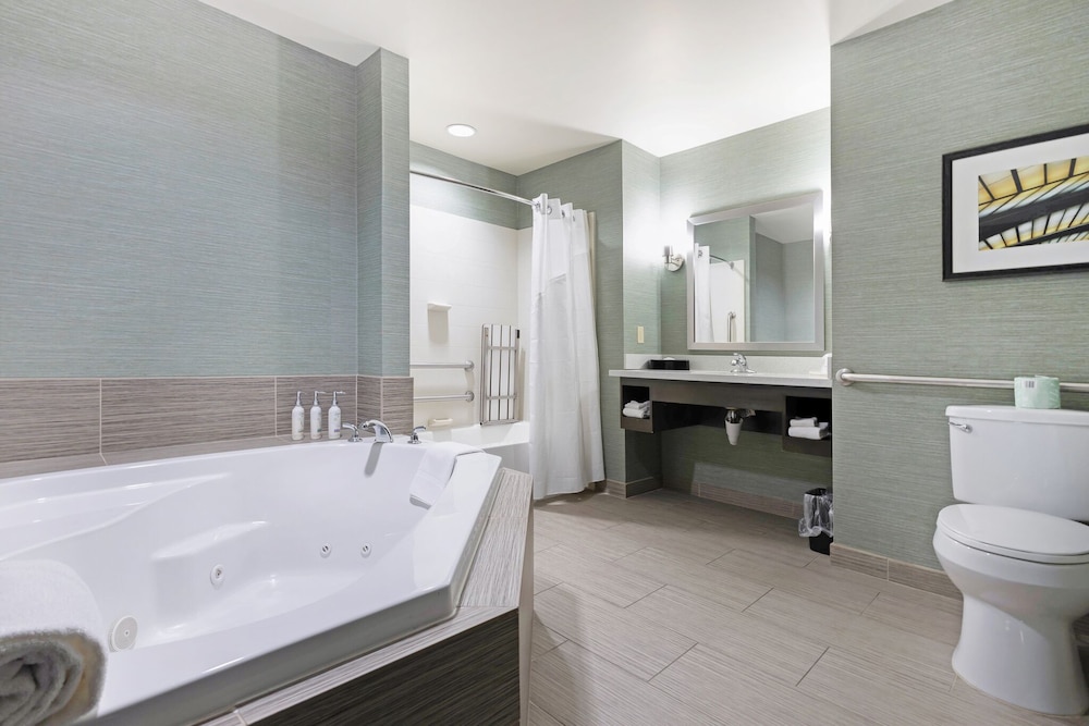 Suite, 2 Queen Beds, Accessible (Communications, Accessible Tub) photo 2