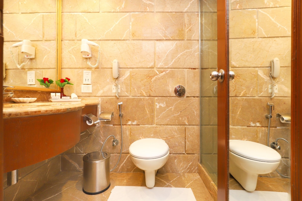 Standard King Room - Photo 7