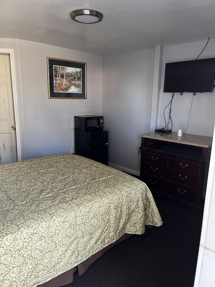 Basic Room, 1 Queen Bed photo 2
