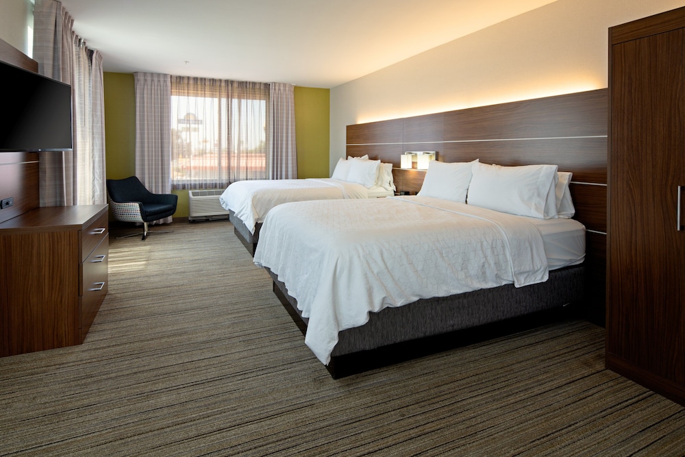 Suite, 2 Queen Beds (Extra Floor Space) - Photo 1
