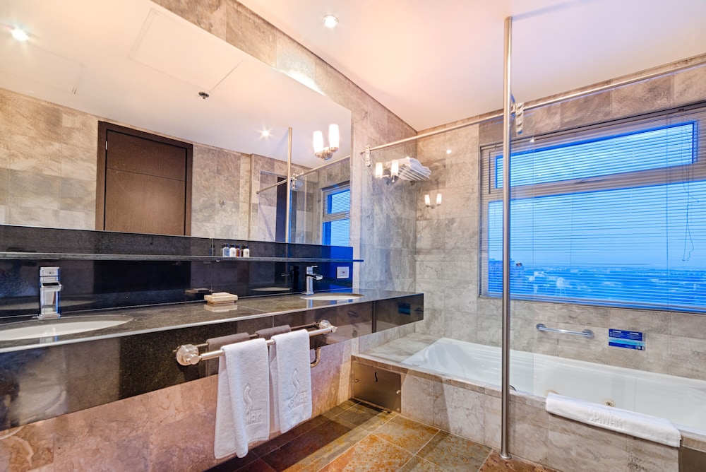 Premium Suite, 1 King Bed - Photo 1