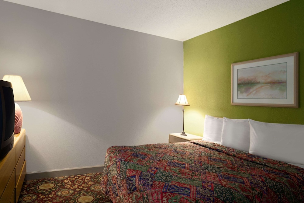 Standard Room, 1 King Bed - Photo 3