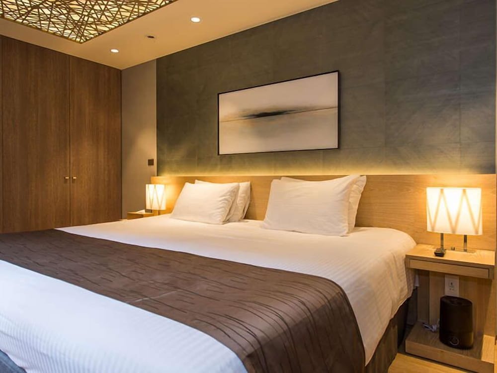 Double or Twin Room, 1 King Bed, Non Smoking (Inward facing window) photo 1