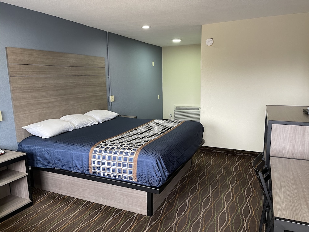Room, 1 King Bed, Smoking - Photo 1