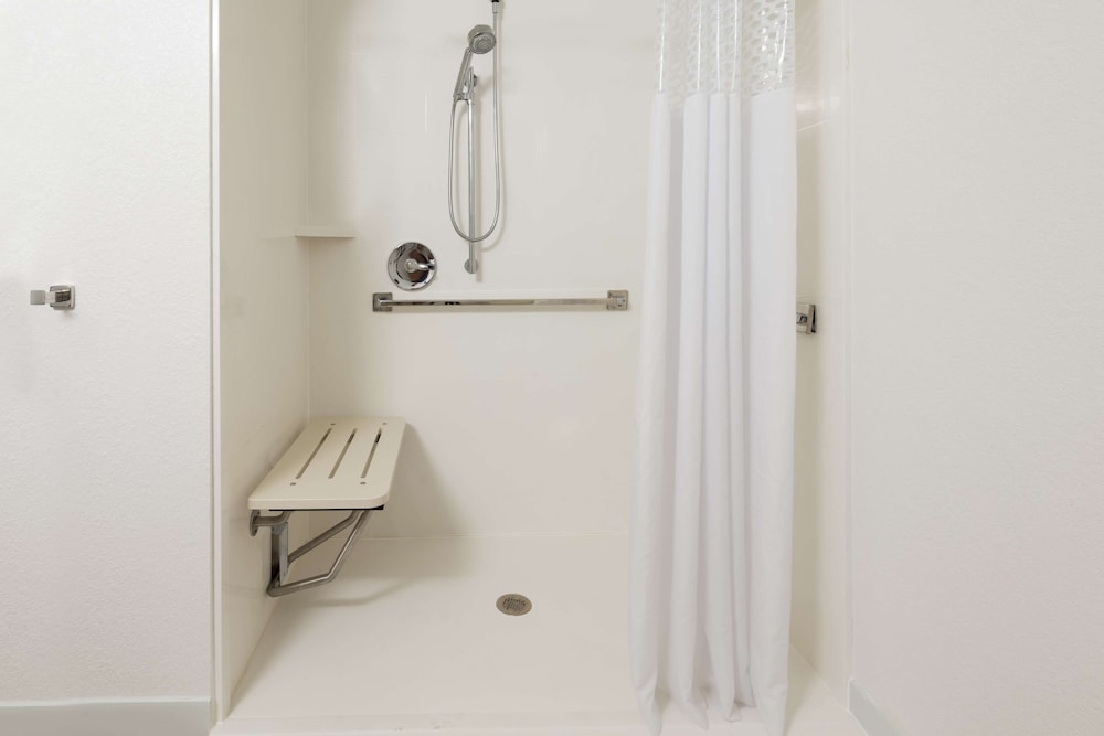 Room, 2 Queen Beds, Accessible (Roll-In Shower) photo 2