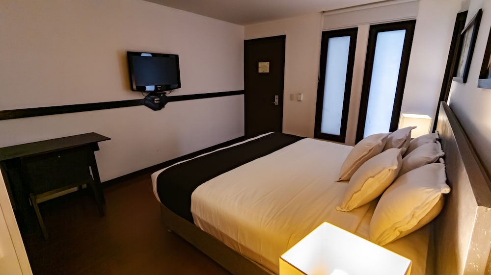 Standard Double Room - Photo 12
