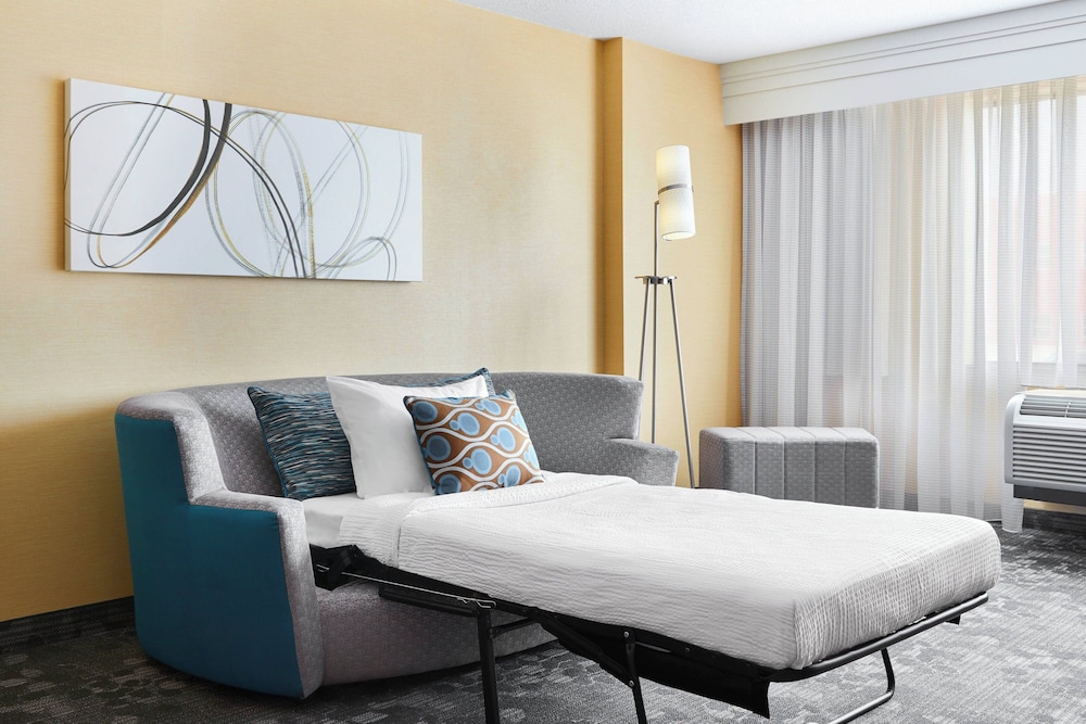 Junior Studio Suite, 1 King Bed with Sofa bed photo 3