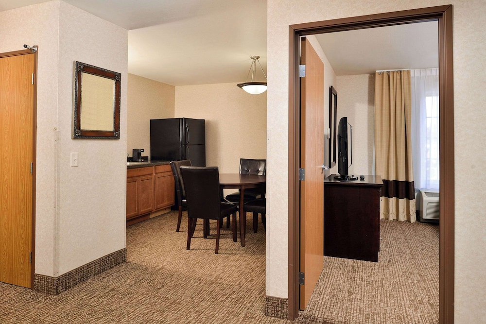 Suite 1 King Bedroom, 2 Twin bedroom and Kitchenette (Non Smoking) photo 3