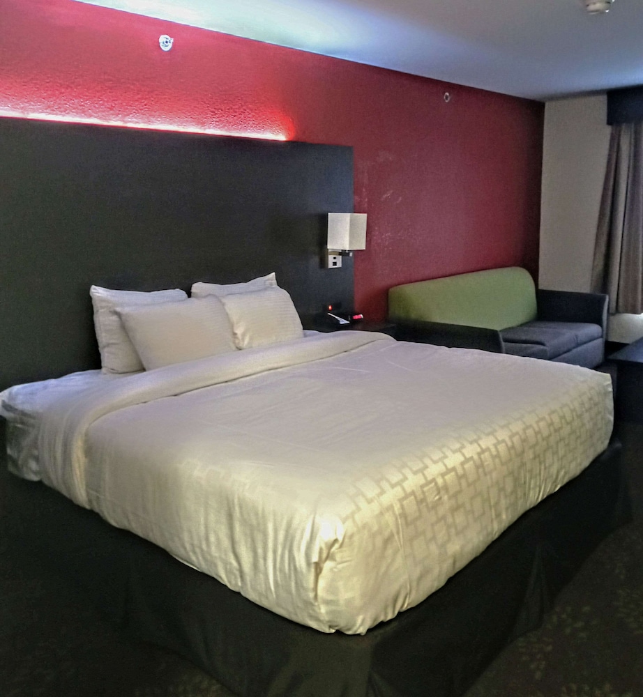 Standard Room, 1 King Bed, Non Smoking - Photo 6