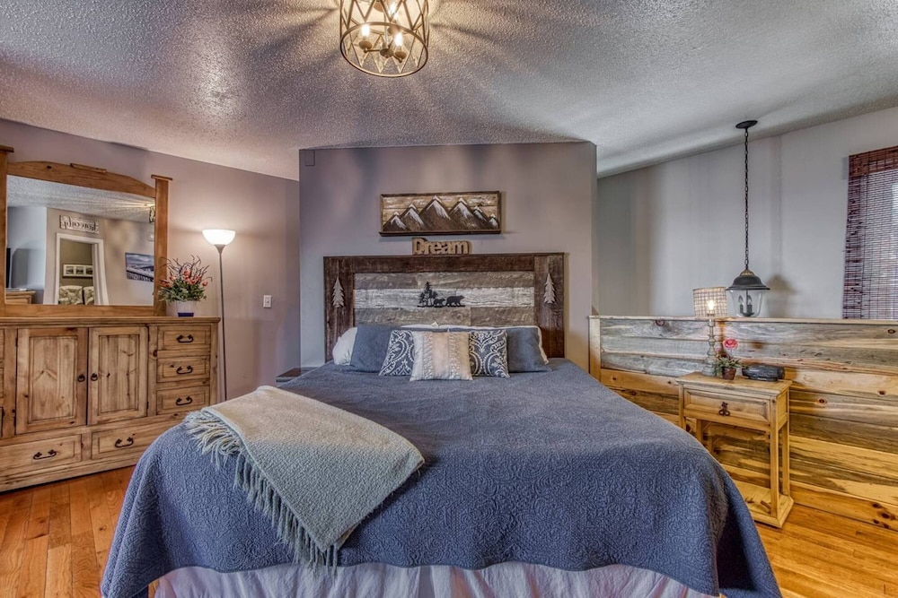 Signature Cabin, 2 Bedrooms, Balcony, Mountain View