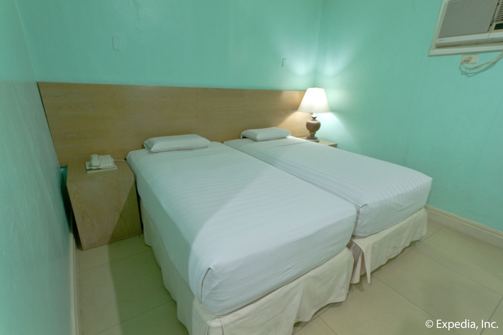 twin bed in the room? it looks like two beds