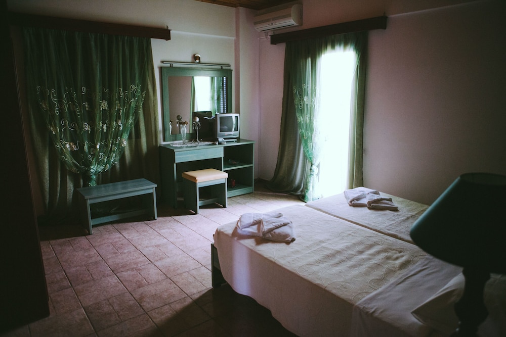 Family Apartment, 2 Twin Beds, Smoking, Ocean View photo 3