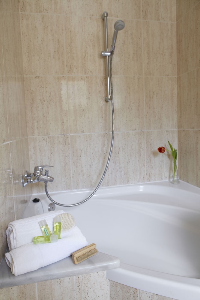 Standard Double Room - Photo 7