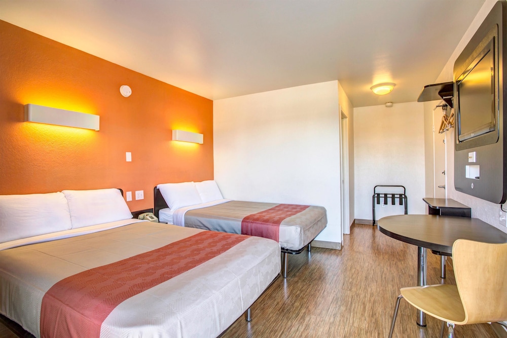 Standard Room, 2 Double Beds, Non Smoking photo 2