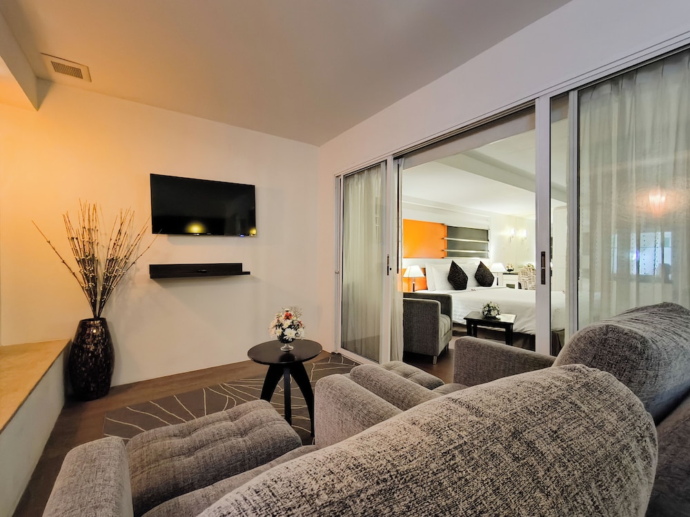 Luxury Jacuzzi Suite photo 3