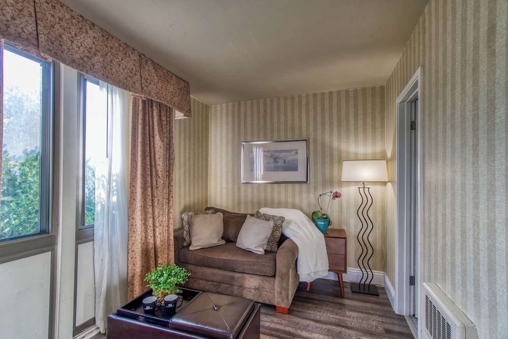 Junior Suite, Multiple Beds, Balcony, Partial Ocean View - Photo 4