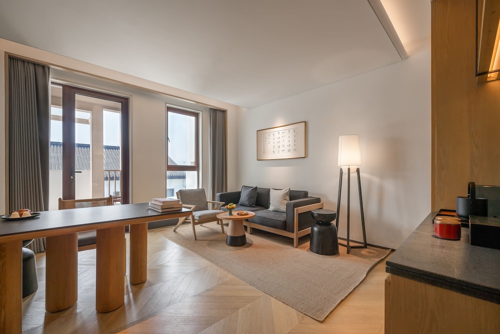 Pule-Deluxe Suites photo 2
