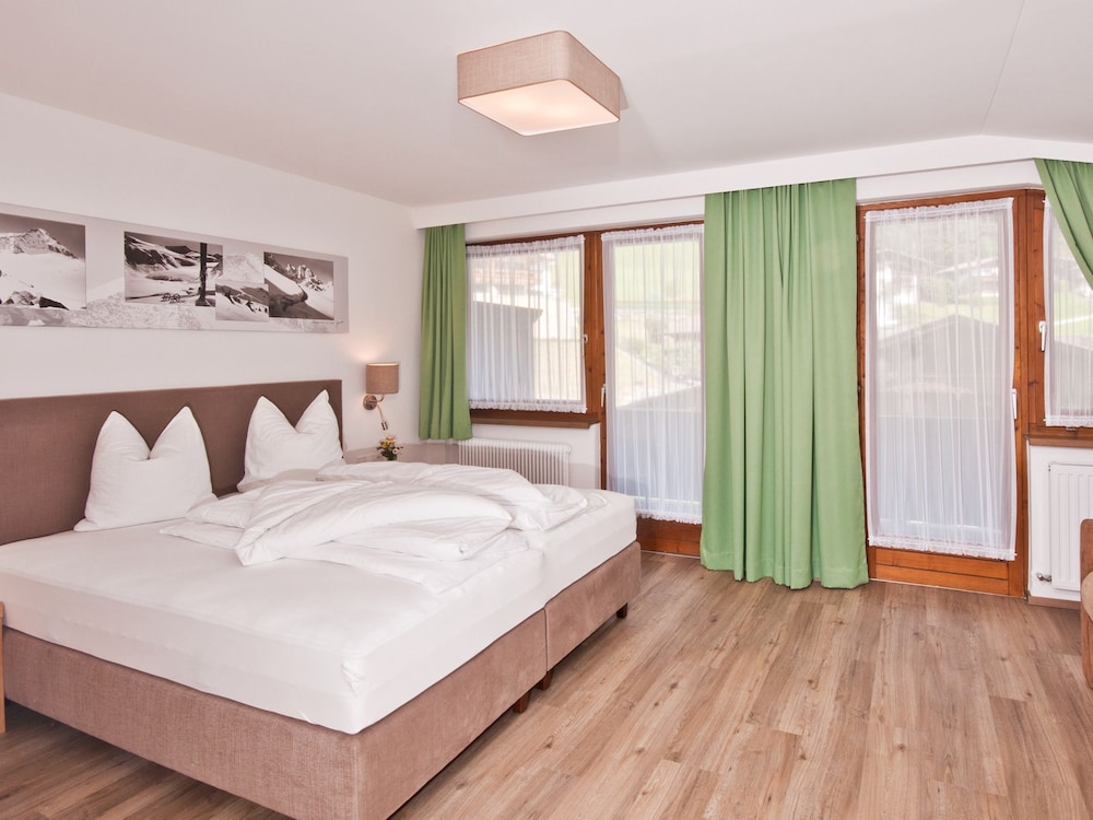 Honeymoon Studio, 1 Bedroom, Refrigerator, Mountain View photo 1