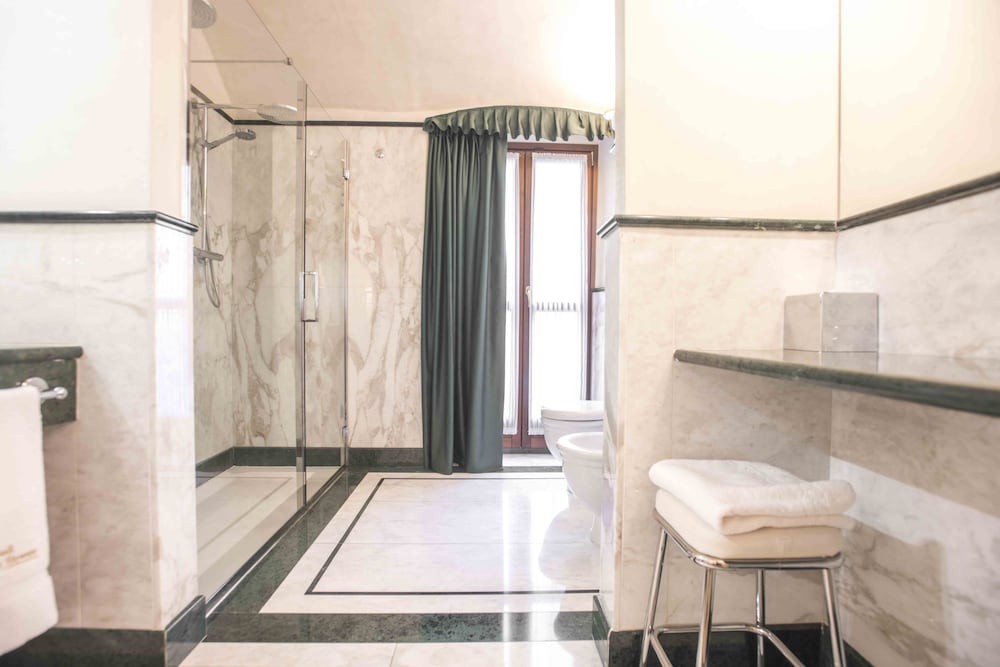 Luxury Suite, 1 Double Bed with Sofa bed (with Spa access) thumbnail 6